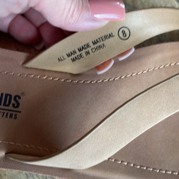 Tan Reel Legend flip slips. Worn twice. Size 8 - Picture 3 of 3